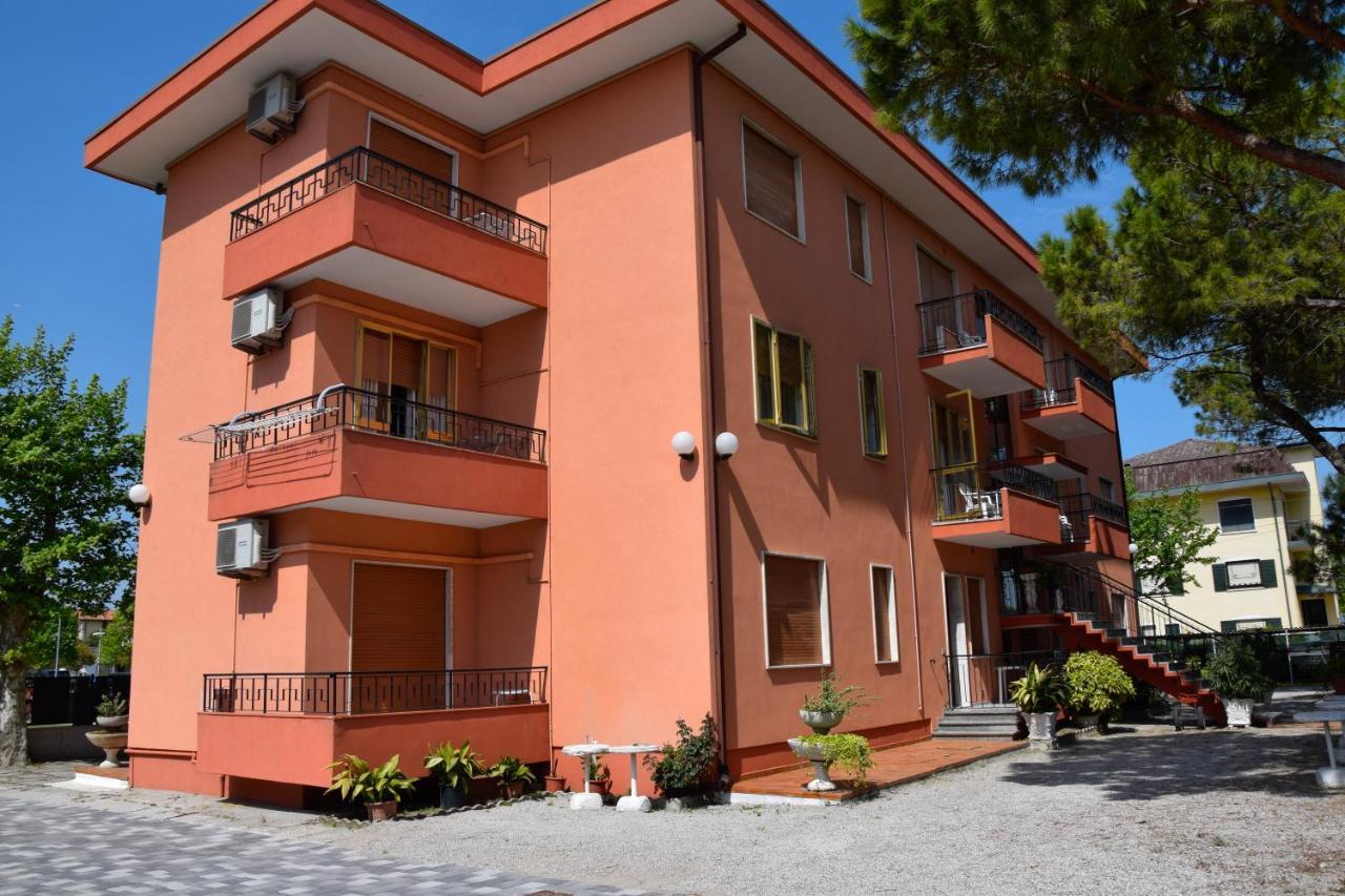 Villa Vania Family Apartments ลิโดดิเยโซโล ภายนอก รูปภาพ
